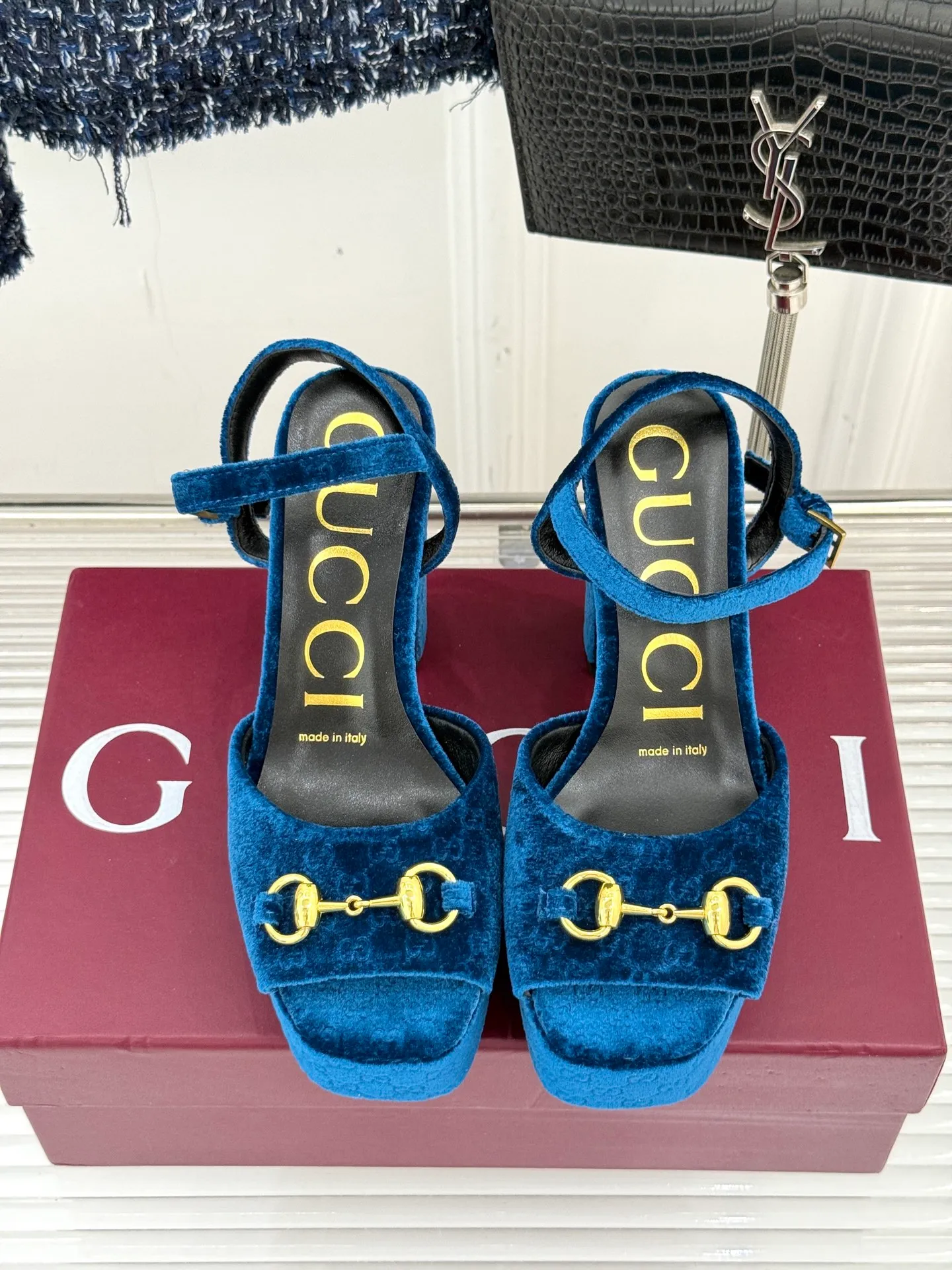 Factory direct sales p660🐘🐘Women's shoes Women's clothing Gucci/Gucci classic horsebit pointed velvet square toe waterproof platform high-heeled sandals When the classic horsebit meets velvet texture, these sandals have become synonymous with elegance and individuality. The square toe design breaks the sharpness of the pointed toe and adds a bit of retro laziness. The delicate velvet upper feels luxurious and shows a high-end texture with the flow of light and shadow. Every step brings a gentle aura. The iconic metal horsebit embellishes the shoe body, instantly awakening brand recognition and cleverly blending retro style with modern fashion. The golden ratio of waterproof platforms and high heels not only lengthens the leg lines but also reduces walking pressure, allowing elegance without compromising comfort. Whether worn with a gorgeous dress to attend a dinner party or paired with retro jeans for a daily look, it can easily hold the spotlight and become the finishing touch in the look, highlighting unique taste and extraordinary style. The fabric is made of original customized velvet and the inner pads are all sheepskin. Heel height: 10.8 Water platform: 3.3 Italian imported genuine leather outsole size: 35-39 (40/41/42 customized)